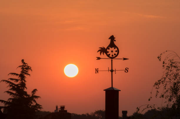 direzione vana all'alba - meteorology weather vane direction wind foto e immagini stock