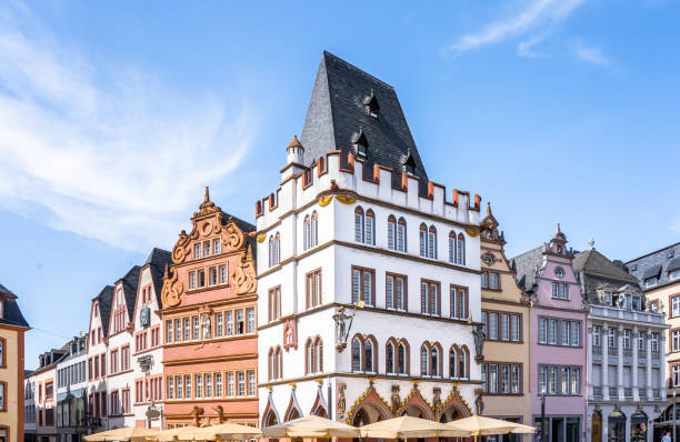 plaza principal del mercado en la ciudad de tréverce - trier fotografías e imágenes de stock