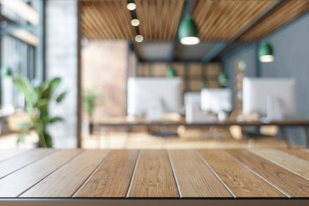 mesa de madera borrosa de office building. - espacio en blanco fotos fotografías e imágenes de stock