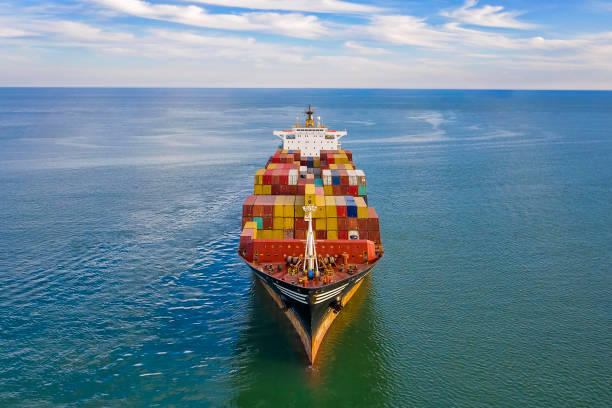 vista aérea del buque de carga con contenedores de carga. - singapore shipping cargo container nautical vessel fotografías e imágenes de stock