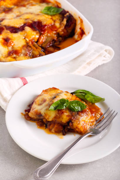 bakłażan parmigiana - eggplant parmesan cheese baked cheese zdjęcia i obrazy z banku zdjęć