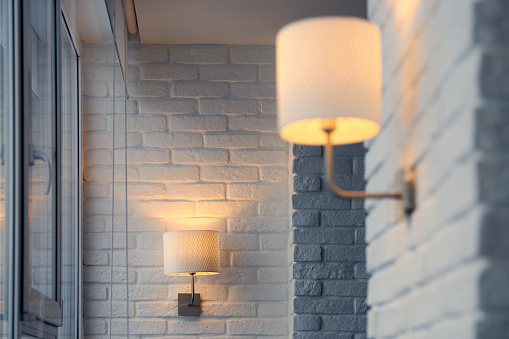 Lámpara de pared en moderno apartamento tipo loft photo