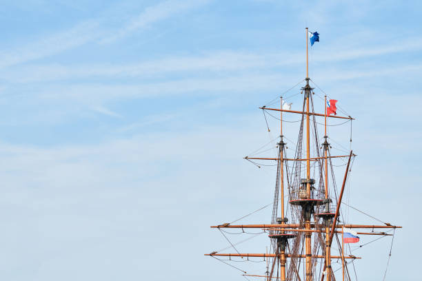 albero a vela della nave, copia lo spazio. - crows nest foto e immagini stock