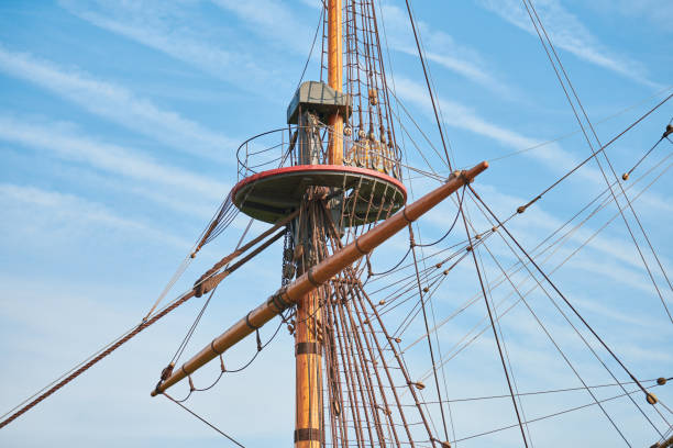 albero a vela della nave - crows nest foto e immagini stock