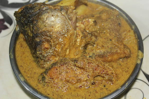 delicioso peixe curry saboroso curry de peixe em odia e método bengali peixe mostarda besara curry - freshness fish food seafood - fotografias e filmes do acervo