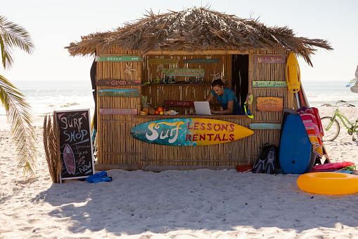 Clases de surf cabaña en la playa photo