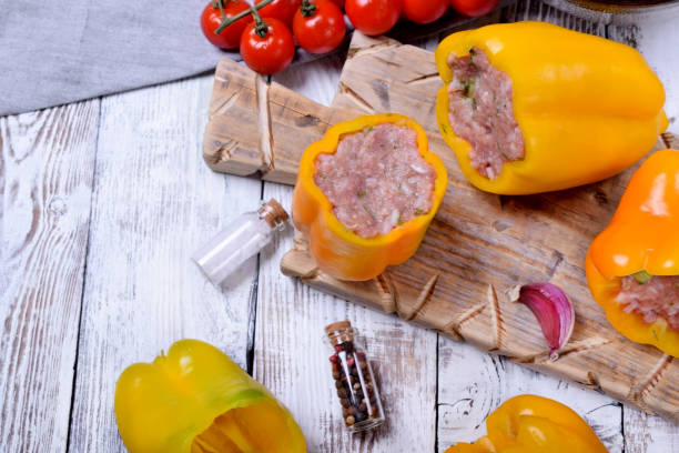 peperoni gialli ripieni di maiale crudo e carne macinata di manzo - stuffed stuffed pepper pepper bell pepper foto e immagini stock