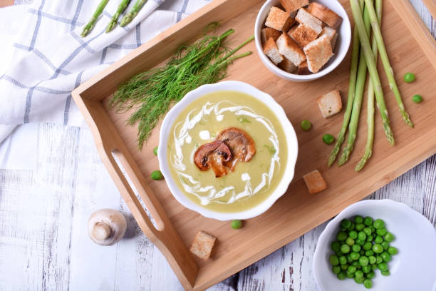 zupa z kremem warzywnym ze szparagami i groszkiem - soup zucchini spinach cream zdjęcia i obrazy z banku zdjęć