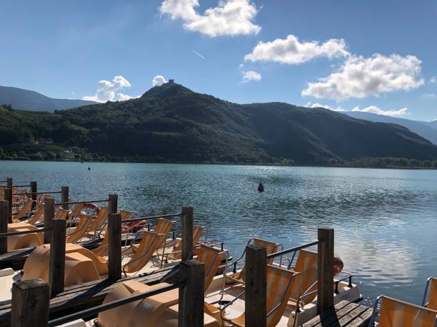 lago caldaro - lake caldaro fotografías e imágenes de stock