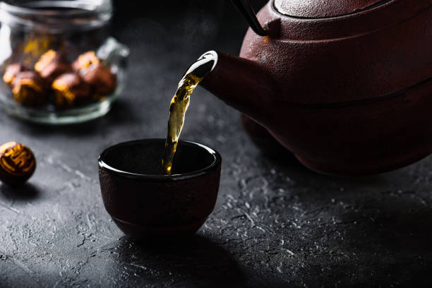 お茶碗に準備ができて赤茶を注ぐ - chinese tea ストックフォトと画像