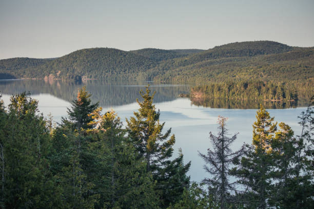 schöner see sacacomie in saint alexis des monts, in der region québec la mauricie. - laurentian moutains stock-fotos und bilder