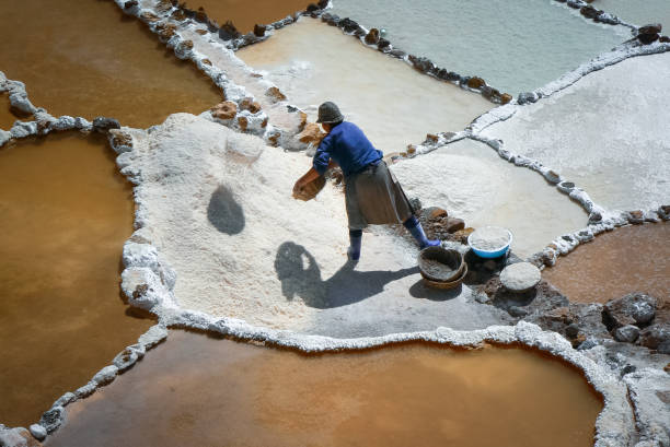 raccolta del sale a salinas de maras - glen trool foto e immagini stock