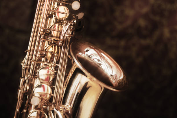музыкальный инструмент альто-саксофон представляет джаз, поп или блюз на богато узорчатом фоне - мягкий джаз стоковые фото и изображения