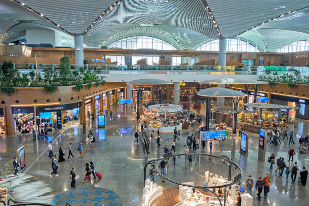 tiendas libres de impuestos y food court en la nueva terminal de salidas internacionales del aeropuerto de estambul, istanbul havalimani en turquía - airport interior fotografías e imágenes de stock