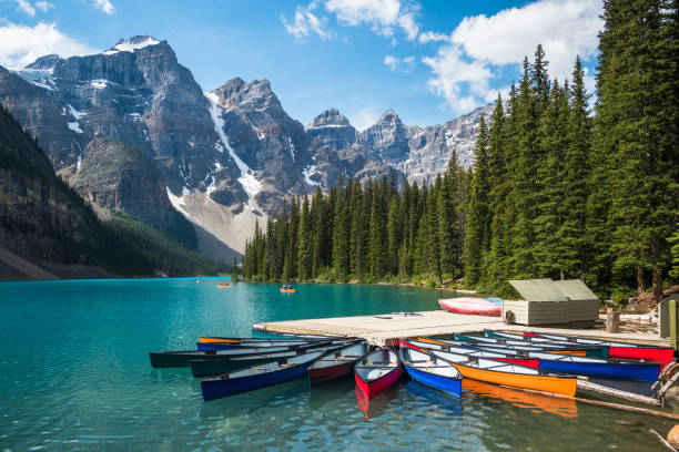 lago moraine en el parque nacional banff, alberta, canadá - moraine fotografías e imágenes de stock