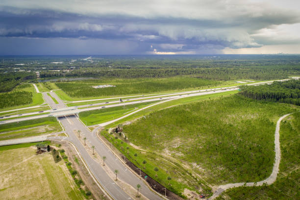 drone view of north florida thunderstorm - florida weather urban scene dramatic sky imagens e fotografias de stock