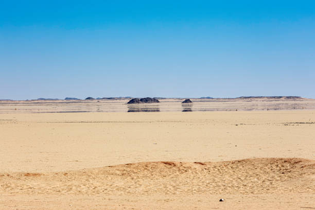 mirage du désert du sahara - brume de chaleur photos et images de collection