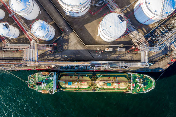 vista aerea della raffineria di petrolio e dei serbatoi di stoccaggio del carburante - gas naturale liquefatto foto e immagini stock