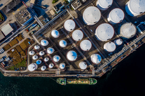 vista aérea de refinarias de petróleo e tanques de armazenamento de combustível - fuel storage tank lng storage tank oil - fotografias e filmes do acervo