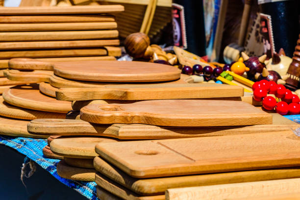 diferentes utensilios de madera para la venta en una feria de la calle - bowl kitchenware department nested green fotografías e imágenes de stock