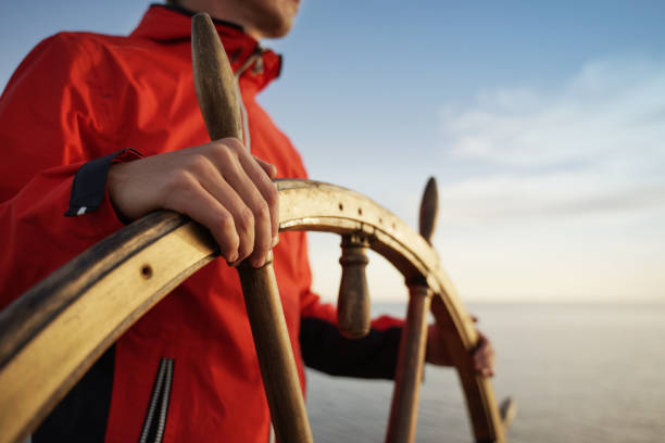 capitão de mãos dadas no leme do navio - sailing ship sailing rudder sailboat - fotografias e filmes do acervo