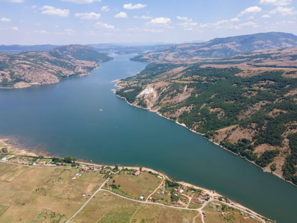 aerial view of studen kladenets reservoir, bulgaria - studen imagens e fotografias de stock