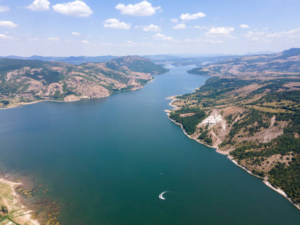 aerial view of studen kladenets reservoir, bulgaria - studen imagens e fotografias de stock