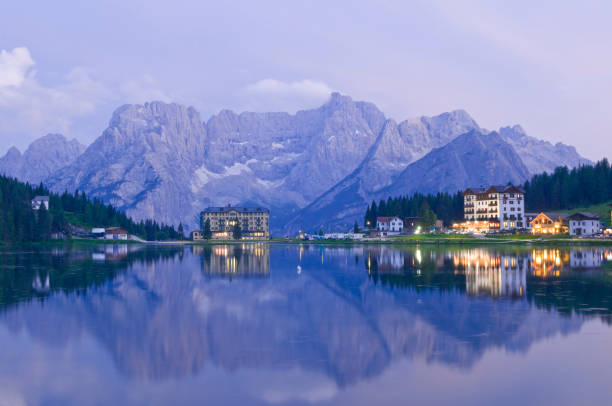 lago misurina por la noche, dolomitas, tirol del sur, italia - belluno veneto european alps lake fotografías e imágenes de stock