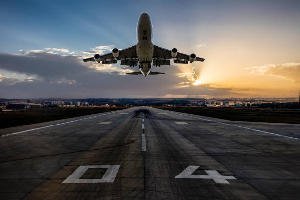 巨大な2階建ての商業ジェット旅客機が離陸 - airplane taking off sky commercial airplane ストックフォトと画像
