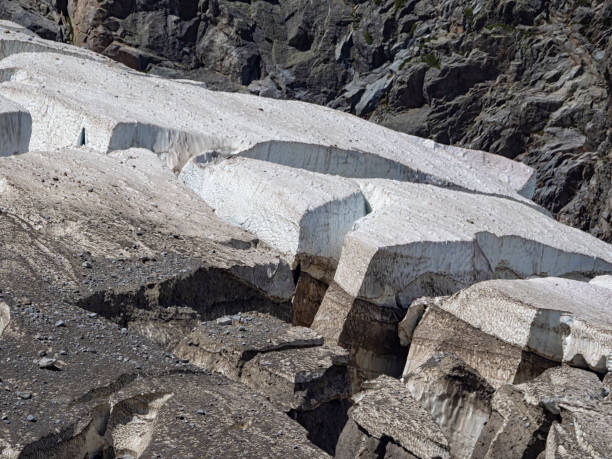 moraine de glacier de la montagne dufourspitze dans les alpes italiennes - crevasse glacier snow european alps photos et images de collection