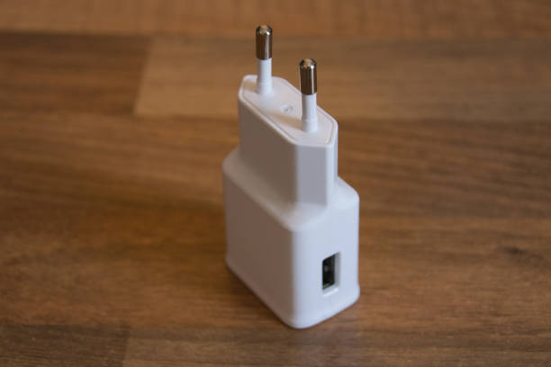 odizolowana ładowarka adaptera wtykowego - plug adapter charging mobile phone battery charger zdjęcia i obrazy z banku zdjęć