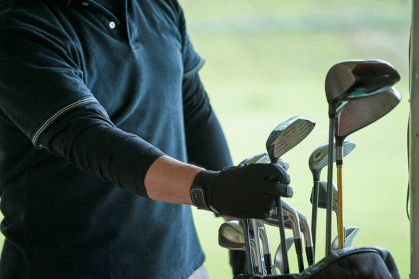 mano de hombre mayor practicando en campo de golf - golf club golf golf course equipment fotografías e imágenes de stock