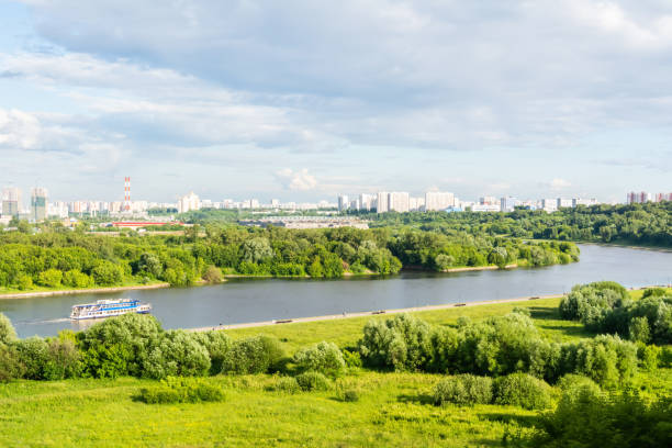 view of moskva river in moscow, russia. - kolomenskoye imagens e fotografias de stock