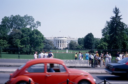 Washington DC, USA, 1984. In front of the White House in Washington DC. Also: visitors at the fence and traffic.