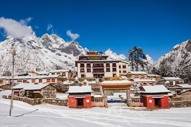 монастырь тенгбоче в регионе эверест, непал - khumbu стоковые фото и изображения