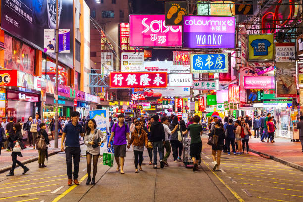 mongkok fußgängerzone, hongkong - hong kong billboard asia china stock-fotos und bilder