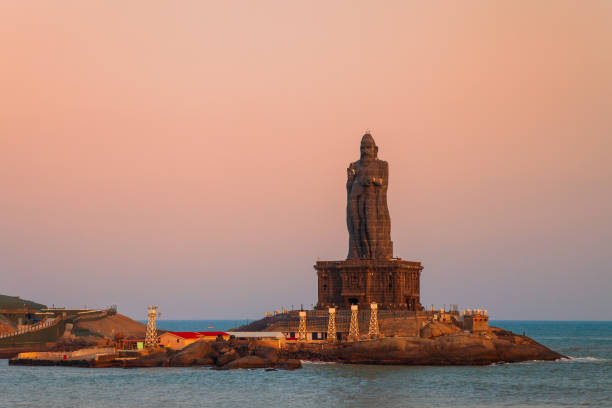 statue von thiruvalluvar in kanyakumari, indien - tamil stock-fotos und bilder