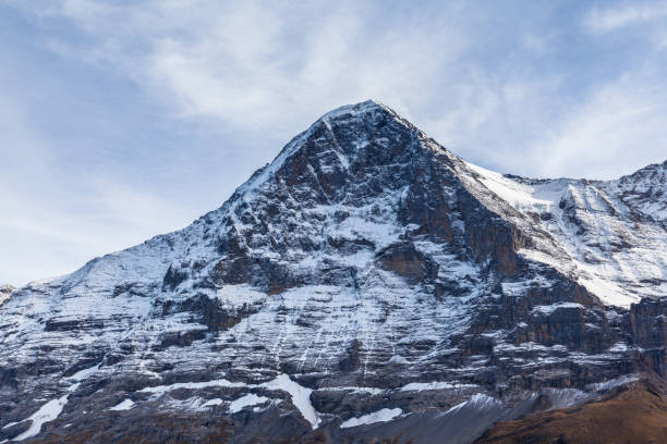 impresionante vista de cerca de la famosa cara norte de eiger de los alpes suizos, suiza - north face eiger mountain fotografías e imágenes de stock