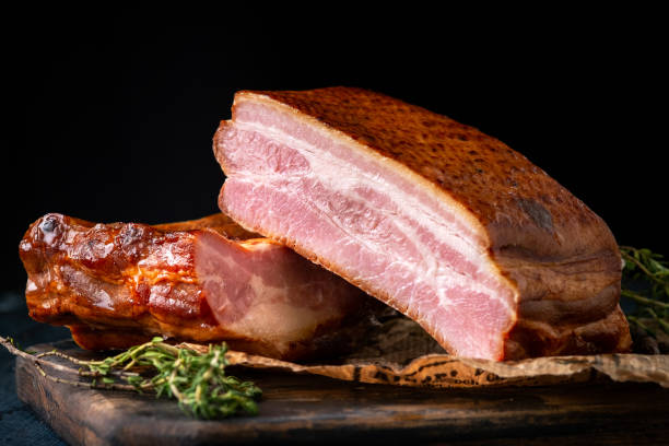 bacon caseiro defumado inteiro pedaço em tábua de madeira. brisket de porco gordo nas costelas - smoked bacon - fotografias e filmes do acervo