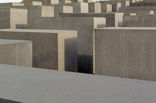 Occupying about 19,000 square meters of space near the Brandenburg Gate, the Berlin Holocaust Memorial is made up of 2,711 concrete slabs without markings. Designer: U.S. architect Peter Eisenman.
