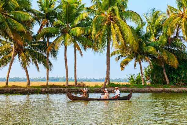 barco en los remansos de alappuzha, kerala - kerala fotografías e imágenes de stock