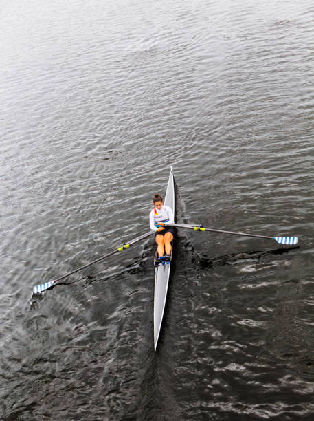 rameuse dans un seul scull training sur la rivière charles. - skiff photos et images de collection