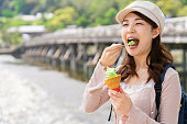 日本の京都でアイスクリームを食べるアジア人女性