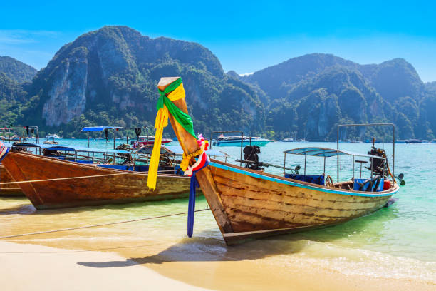 clear water beach in thailand - pattaya imagens e fotografias de stock
