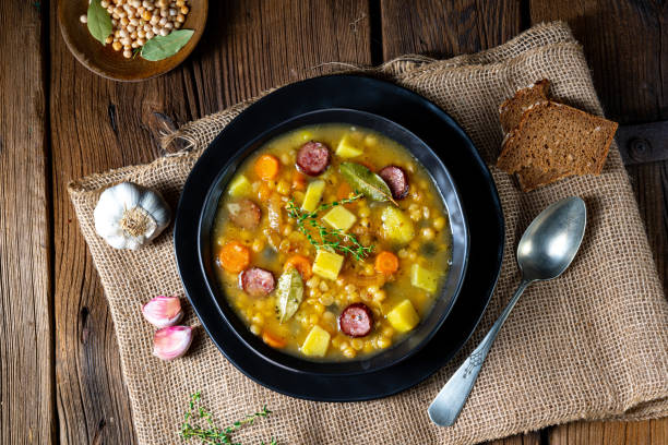 sopa de guisantes rústica con tocino y salchichas - yellow split pea soup fotografías e imágenes de stock