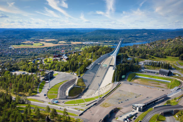 oslo holmenkollen norwegia holmenkollbakken ski jump widok z lotu ptaka - ski arena zdjęcia i obrazy z banku zdjęć