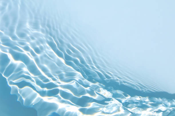 transparente azul colorido claro textura superfície da água calma - turquoise blue spa treatment green - fotografias e filmes do acervo