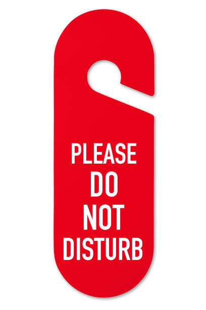 disparo aislado de la señal de la puerta "no molestar" sobre el fondo blanco. - do not disturb sign fotografías e imágenes de stock