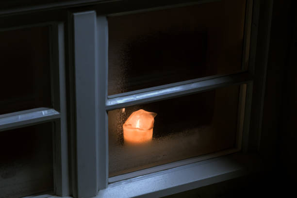 świeca w oknie - christmas window magic house zdjęcia i obrazy z banku zdjęć