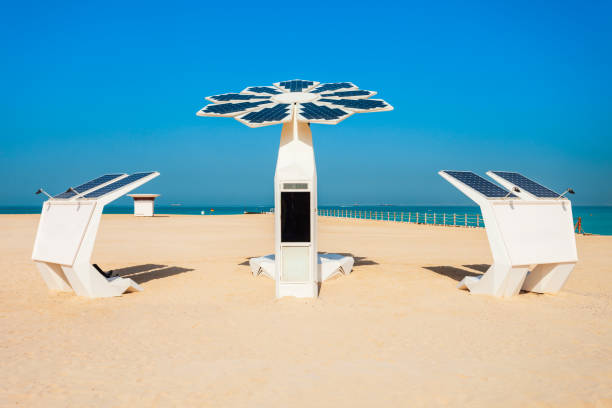 praia pública de pipa em dubai, emirados árabes unidos - central de energia solar - fotografias e filmes do acervo